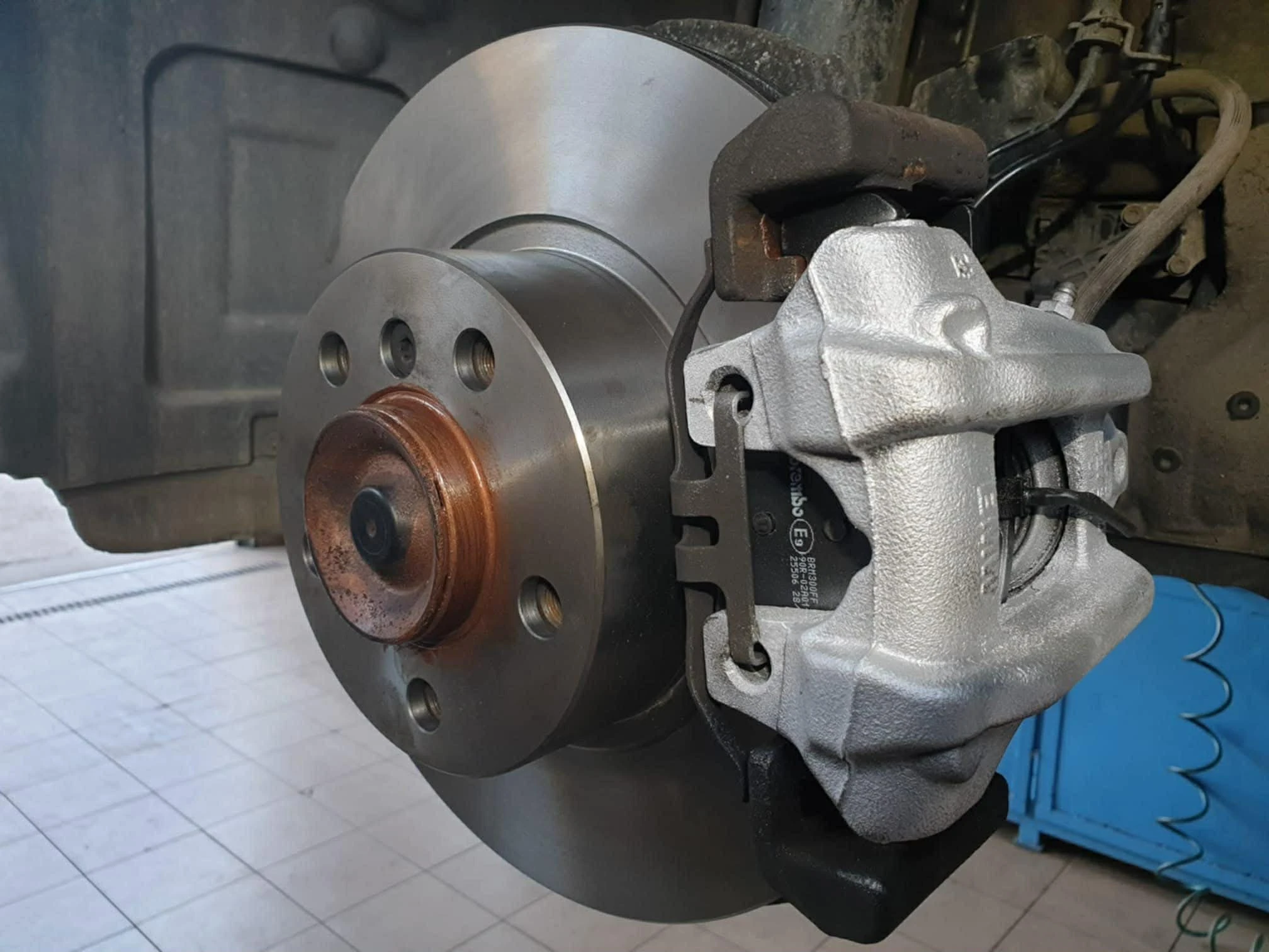 Nowe tarcze i klocki hamulcowe – serwis hamulców Wałbrzych Auto Serwis Chocian