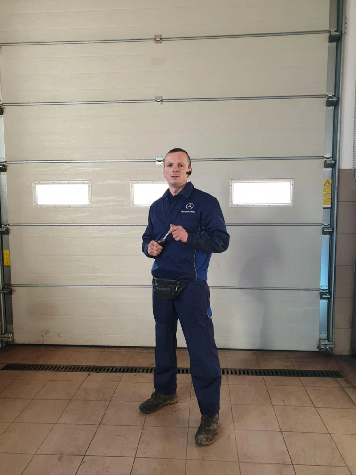 Mechanik Auto Serwis Chocian Wałbrzych podczas pracy w warsztacie